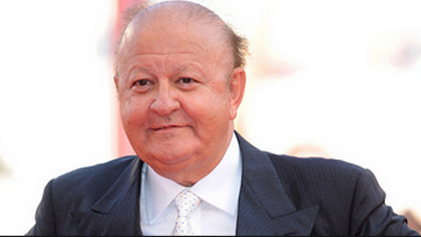 massimo boldi in giacca e cravatta