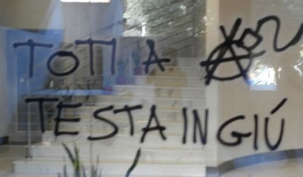 scritta sul vetro di minaccia a presidente regione liguria 'toti a testa in giu'