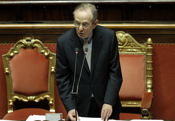 padoan interviene nell'aula del senato