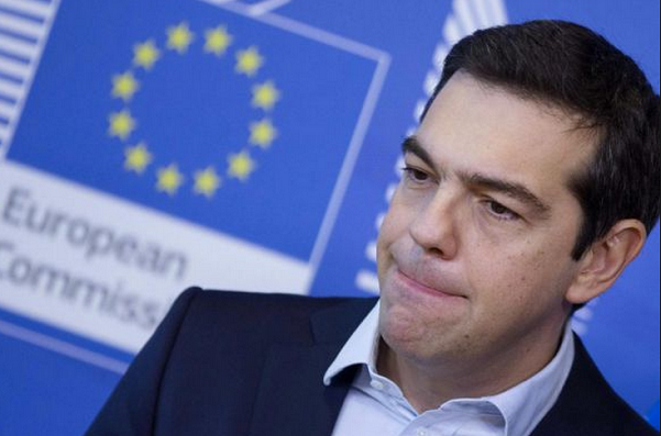tispras con dietro bandiera comunita europea