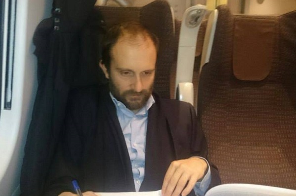 orfini mentre scrive appunti in treno