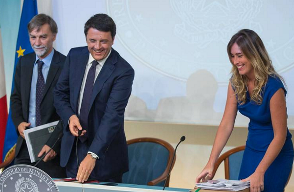 riforma del senato al tavolo del governo mentre si accomodano boschi renzi e delrio