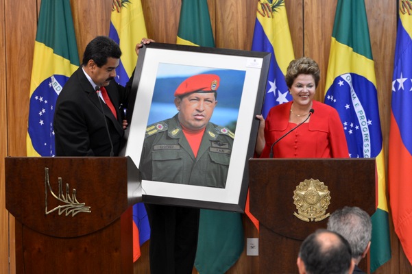 Elezioni Venezuela Nicolas Maduro e Dilma Rousseff con un quadro raffigurante Hugo Chavez