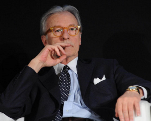 vittorio feltri, isis, titolo libero, il giornalista seduto su un poltrona bianca con abito scuro