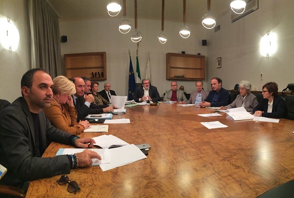 reddito di dignità, regione puglia, michele emiliano, foto della seduta di giunta regionale pugliese del 10 novembre 2015 alla presenza di tutti gli assessori