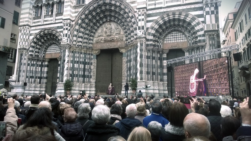 Il cardinale Angelo Bagnasco apre la porta Santa della Cattedrale si San Lorenzo in Genova - Giubileo della Misericordia 2015