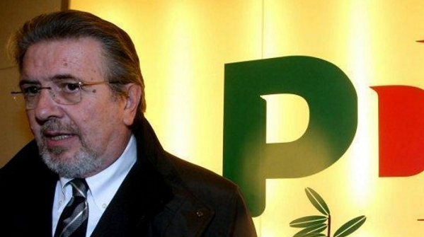 Penati, Pd, politica, Filippo Penati all'ingresso della sede nazionale del Partito Democratico ed alle sue spalle il simbolo del Pd