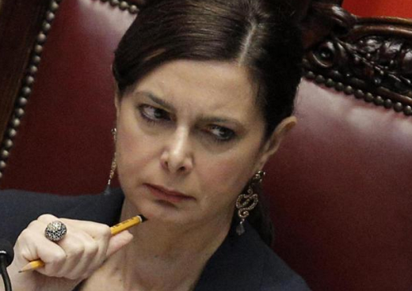 camera dei deputati, laura boldrini, ferie, foto della presidente della camera con in mano una penna