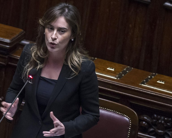 Sfiducia Boschi, Banca Etruria, conflitto di interessi, il ministro Maria Elena Boschi vestita di nero durante un suo intervento alla Camera