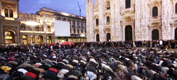 musulmani in Italia, preghiera in piazza Duomo