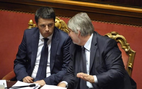 Il Ministro del Lavoro Giuliano Poletti e il premier Matteo Renzi parlano al Senato. L'Inps ha fotografato la situazione dei nuovi contratti di gennaio 2016.