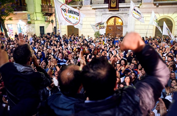 Festa di piazza ad Alcamo dopo la vittoria ai ballottaggi del sindaco Domenico Surdi