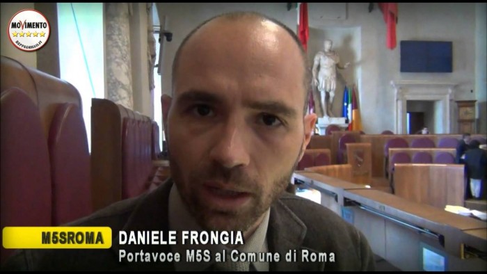 Daniele Frongia consigliere comunale del Movimento 5 Stelle nel comune di Roma seduto tra i banchi dell'assemblea capitolina