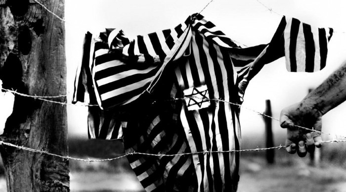 Vestito a righe con stella di David su filo spinato in un campo di concentramento descritto da Wiesel