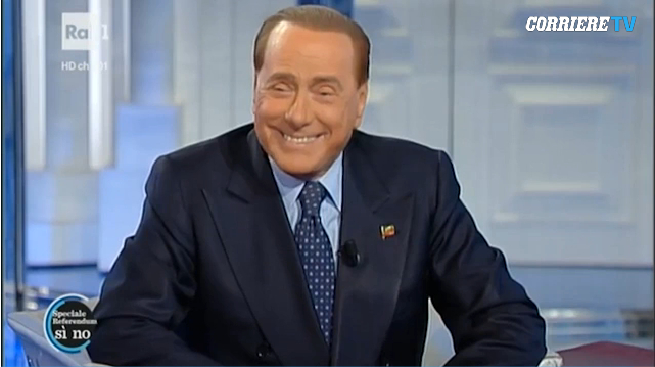 silvio berlusconi sorride in trasmissione da Vespa