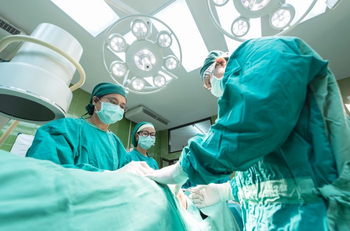 in una sala operatoria ci sono alcuni medici che stanno operando un paziente, testamento biologico
