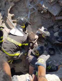 Terremoto Ischia, la foto del salvataggio del piccolo Mattias