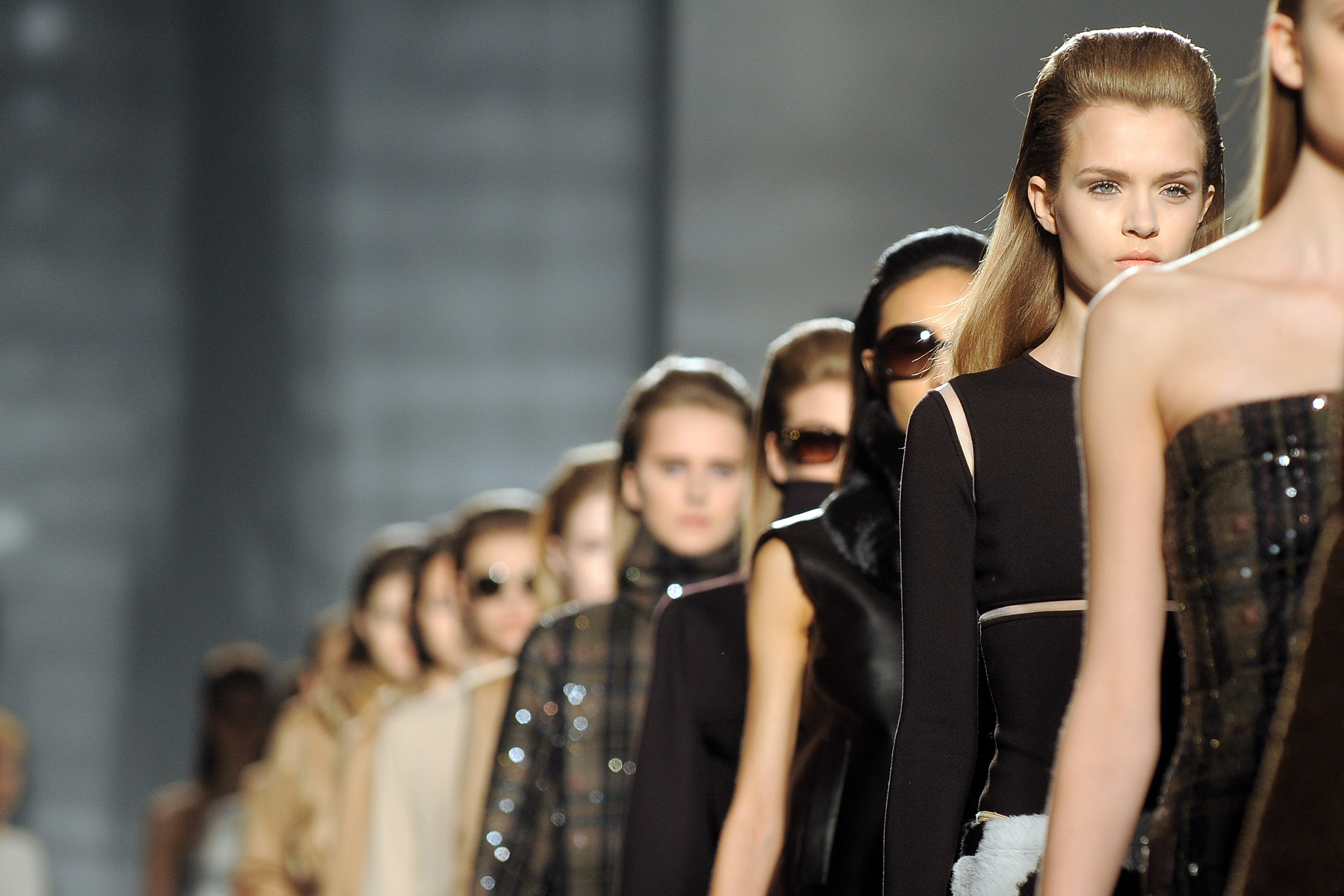 Economia italia: nella moda italia batte francia 2 a 1. aziende meno ... Immagini di moda