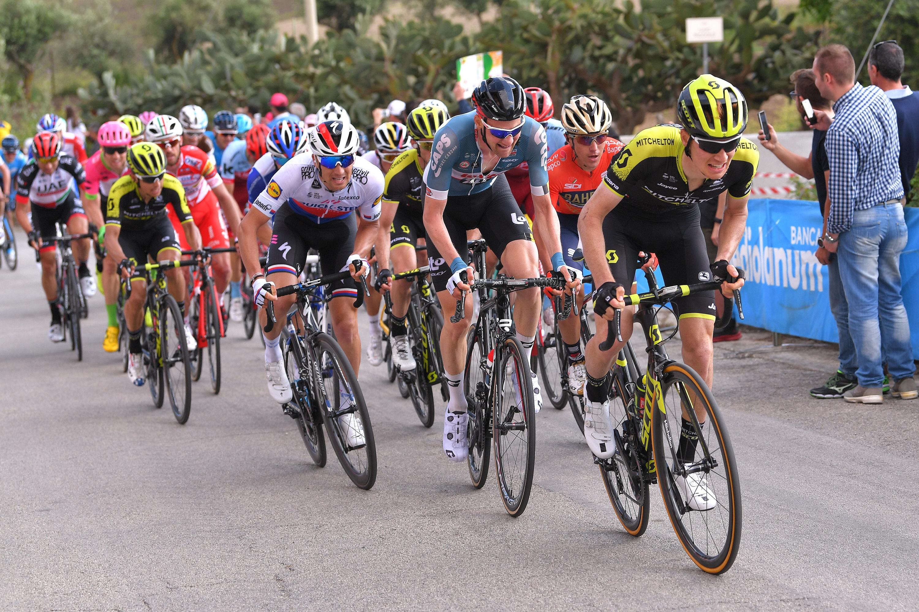Esteban Chaves ha vinto la sesta tappa del Giro d'Italia, Simon Yates è la nuova maglia rosa