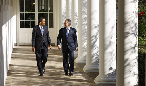 previsioni cia, Obama e Bush camminano