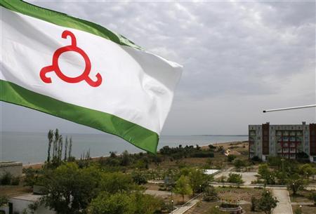 La bandiera dell'Inguscezia. REUTERS/Thomas Peter
