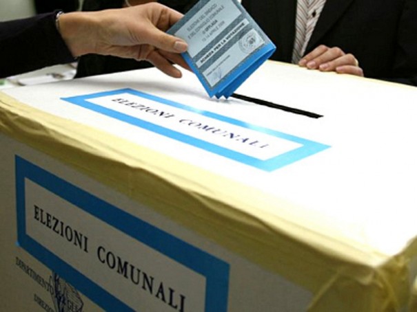Elezioni Varese, comunali, voto, urna elettorale con un elettore che inserisce la scheda nel cartone con la scritta elezioni comunali