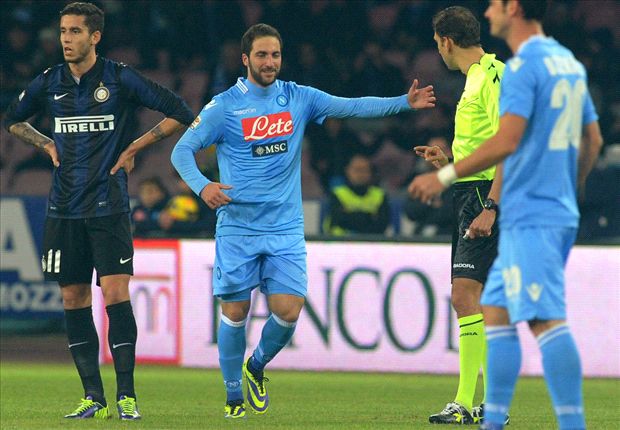 Il Napoli batte l'Inter del grande ex Mazzarri