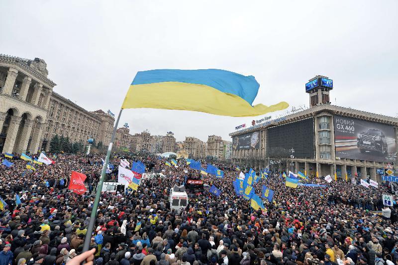 Scontri a Kiev, in 400 mila sfidano le teste di cuoio