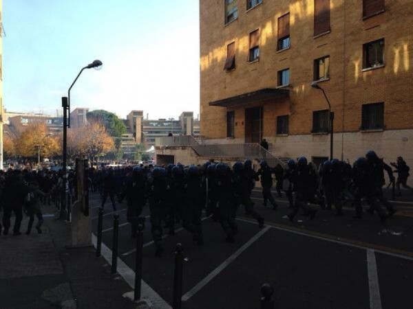 Scontri alla Sapienza, con lancio di bombe carta