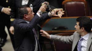 Fiducia al Dl svuotacarceri Buonanno Lega con le manette
