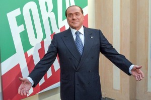 berlusconi a braccia aperte davanti alla bandiera di forza italia
