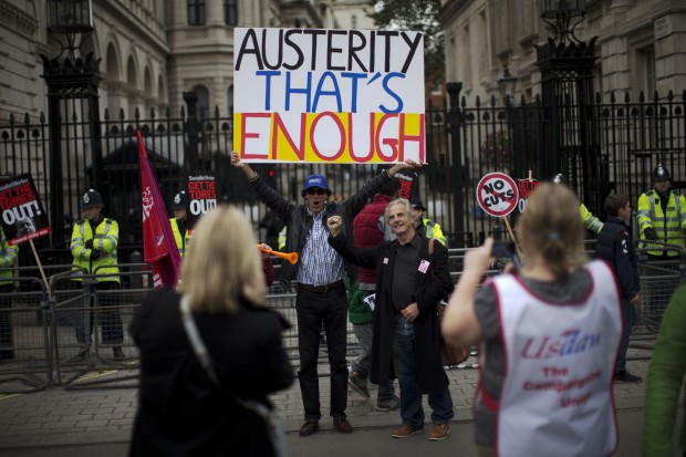 protesta studenti londra david cameron spending review austerity