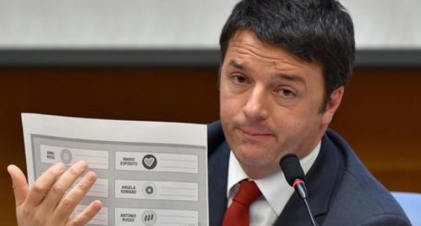 renzi presenta l'italicum e tiene in mano un fac simile della scheda elettorale