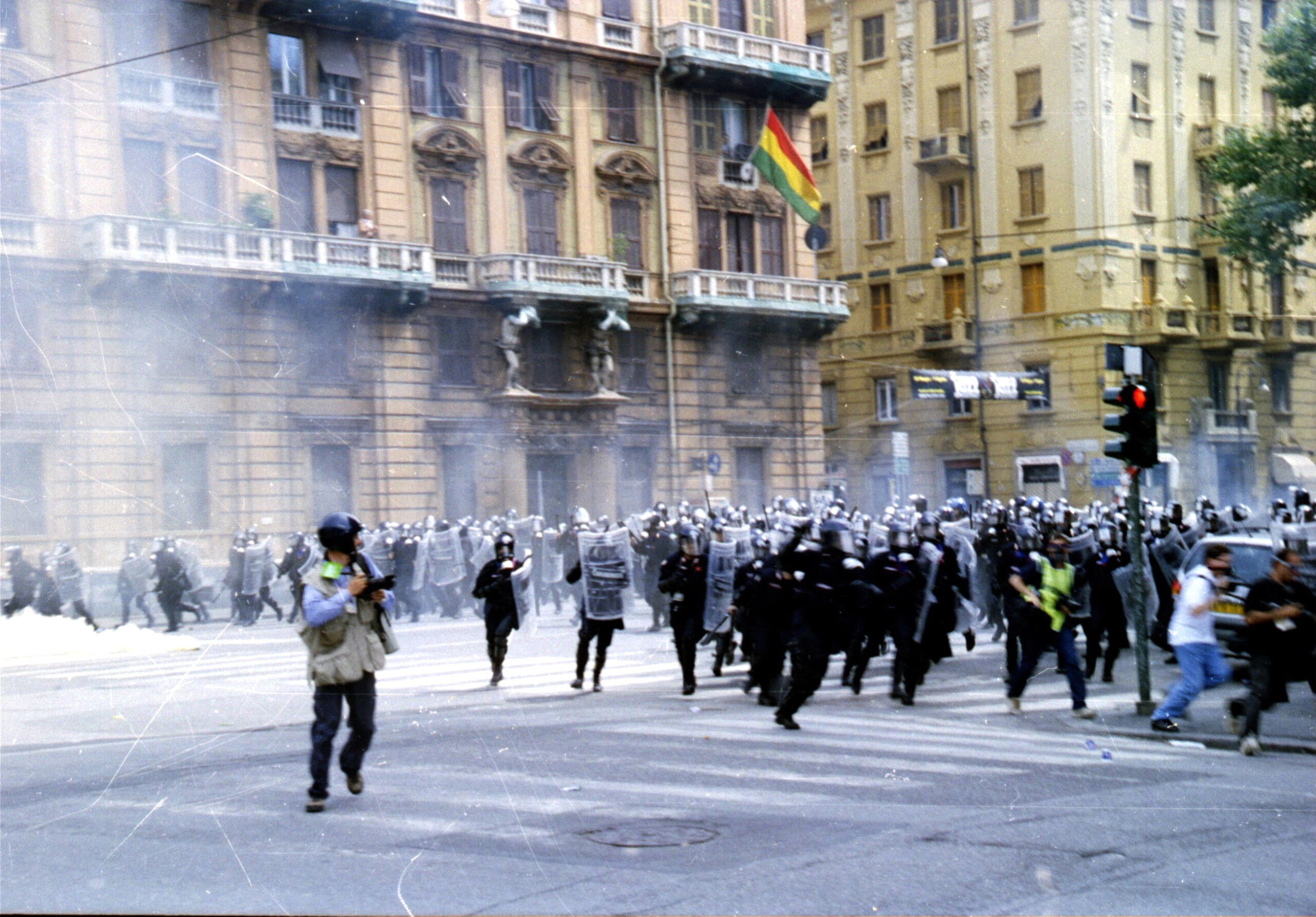 Genova-G8_2001-Carica_della_polizia