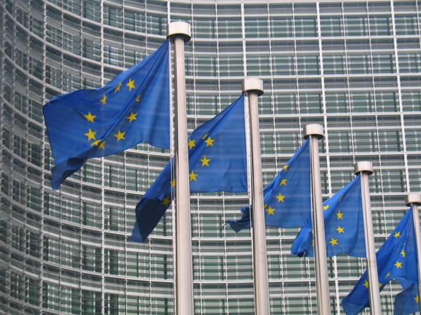 Taglio Tasi, foto delle bandiere fuori la Commissione Europea