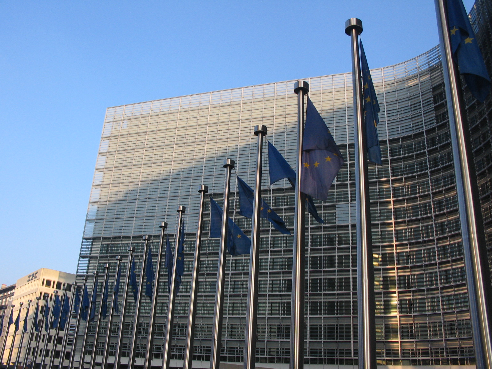 una dozzina di bandiere dell'Unione sventola di fronte alla sede della Commissione Europea a Bruxelles