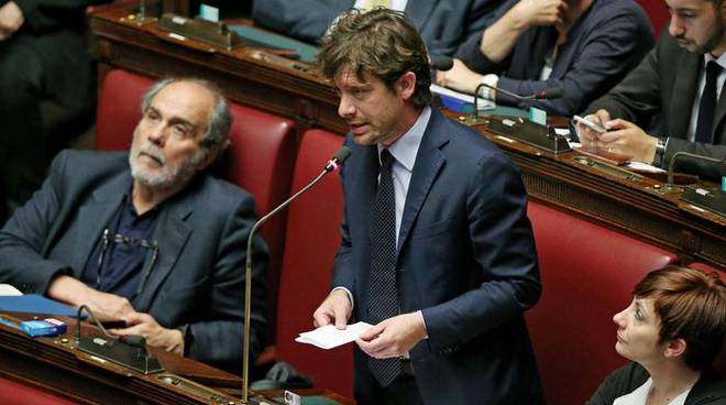 Pippo Civati in parlamento con foglio in mano parla al microfono.