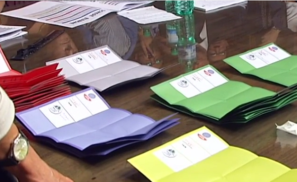 seggio elettorale con schede scrutinate