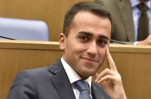 di maio in primo piano che si tocca il viso