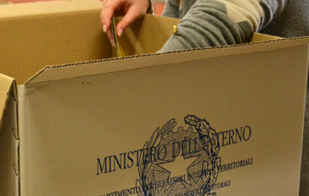 urna elettorale nel corso dello scrutinio simbolo ministero dell'interno