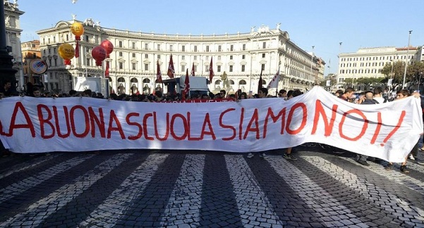 Manifestanti con uno striscione con la scritta 'la buona scuola siamo noi'