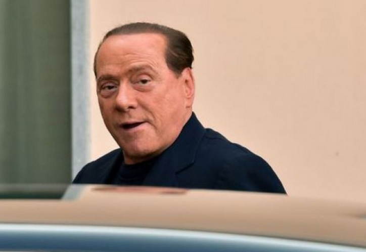 berlusconi nei pressi della sua auto