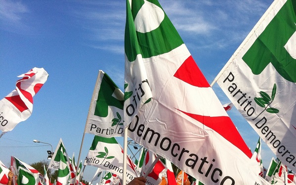 bandiere del partito democratico con sfondo cielo sereno