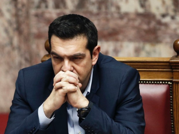 tsipras con espressione preoccupata e mani giunte
