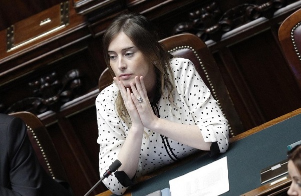 ministro per le riforme Maria Elena Boschi ascolta in parlamento con le mani sul viso