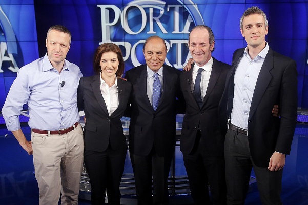 nello studio tv di porta a porta bruno vespa con i candidati alle elezioni regionali in veneto abbracciati: da sinistra tosi moretti vespa zaia e berti