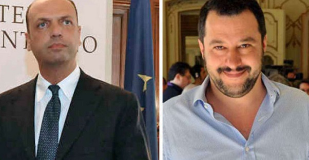 a sinistra alfano in giacca e cravatta a destra sorridente in camicia sbottonata celeste matteo salvini