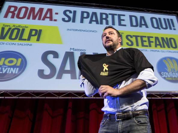 salvini mentre indossa una maglia a riunione con casapound in teatro