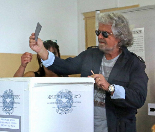 grillo al seggio esibisce la scheda elettorale prima di inserirla nell'urna