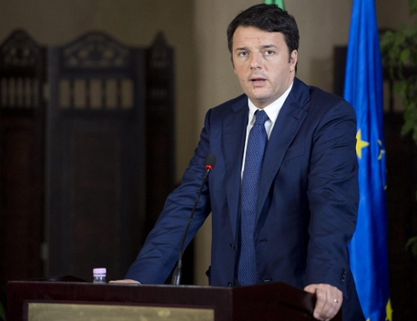 Renzi che parla dal leggio, bandiera Ue sullo sfondo